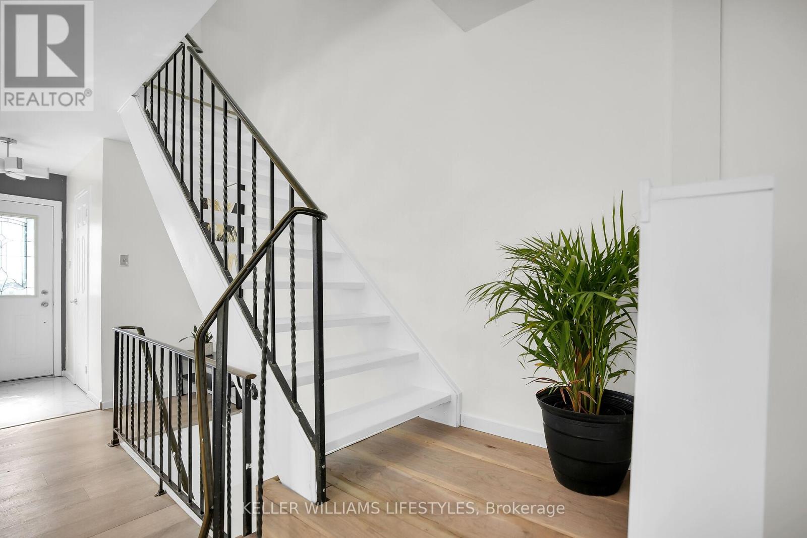 4 - 230 CLARKE ROAD — photo 17