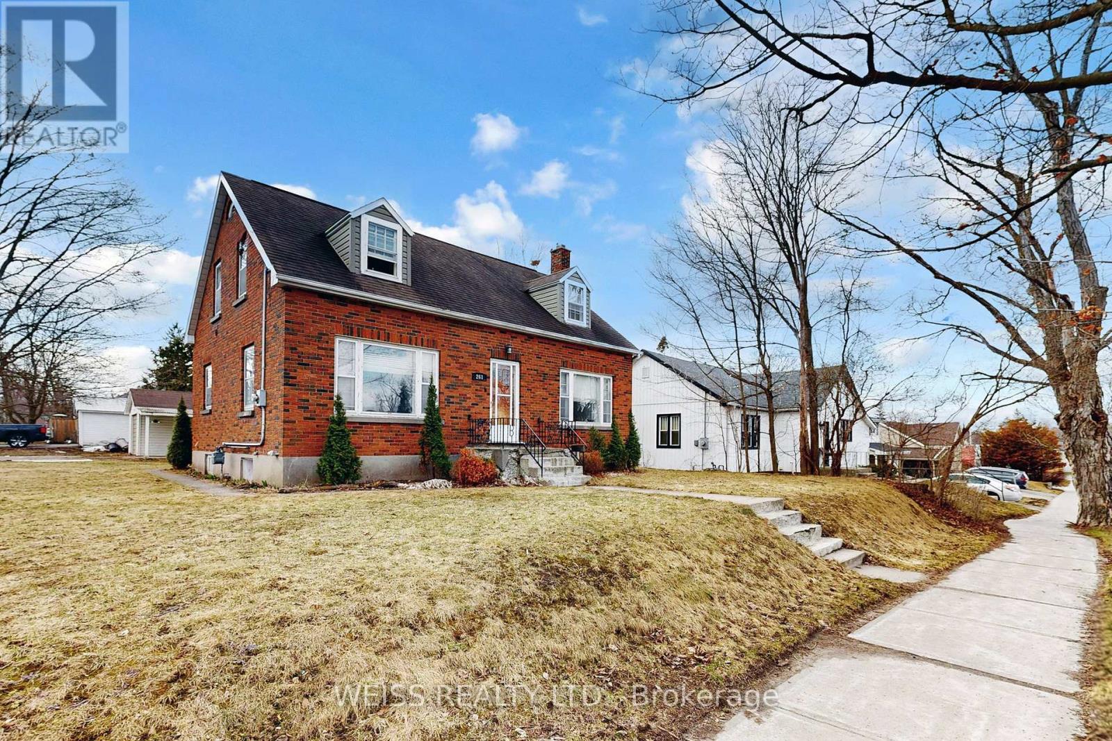 261 WOLSELY STREET - 3