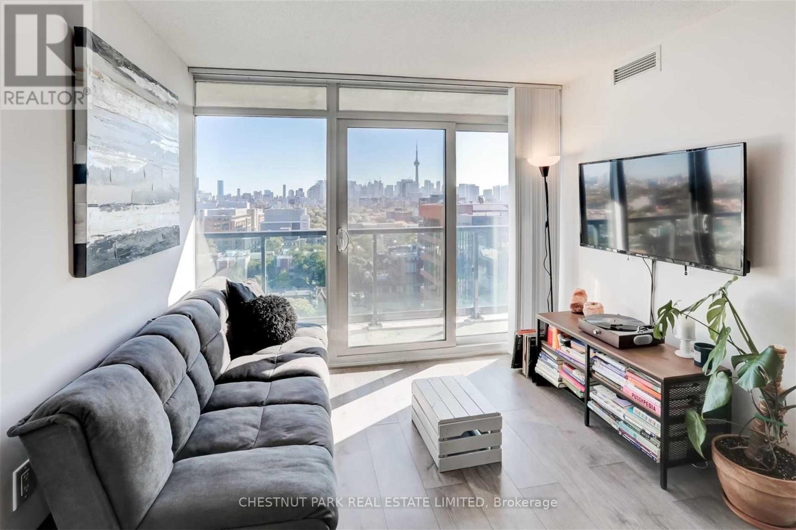 2111E - 36 LISGAR STREET