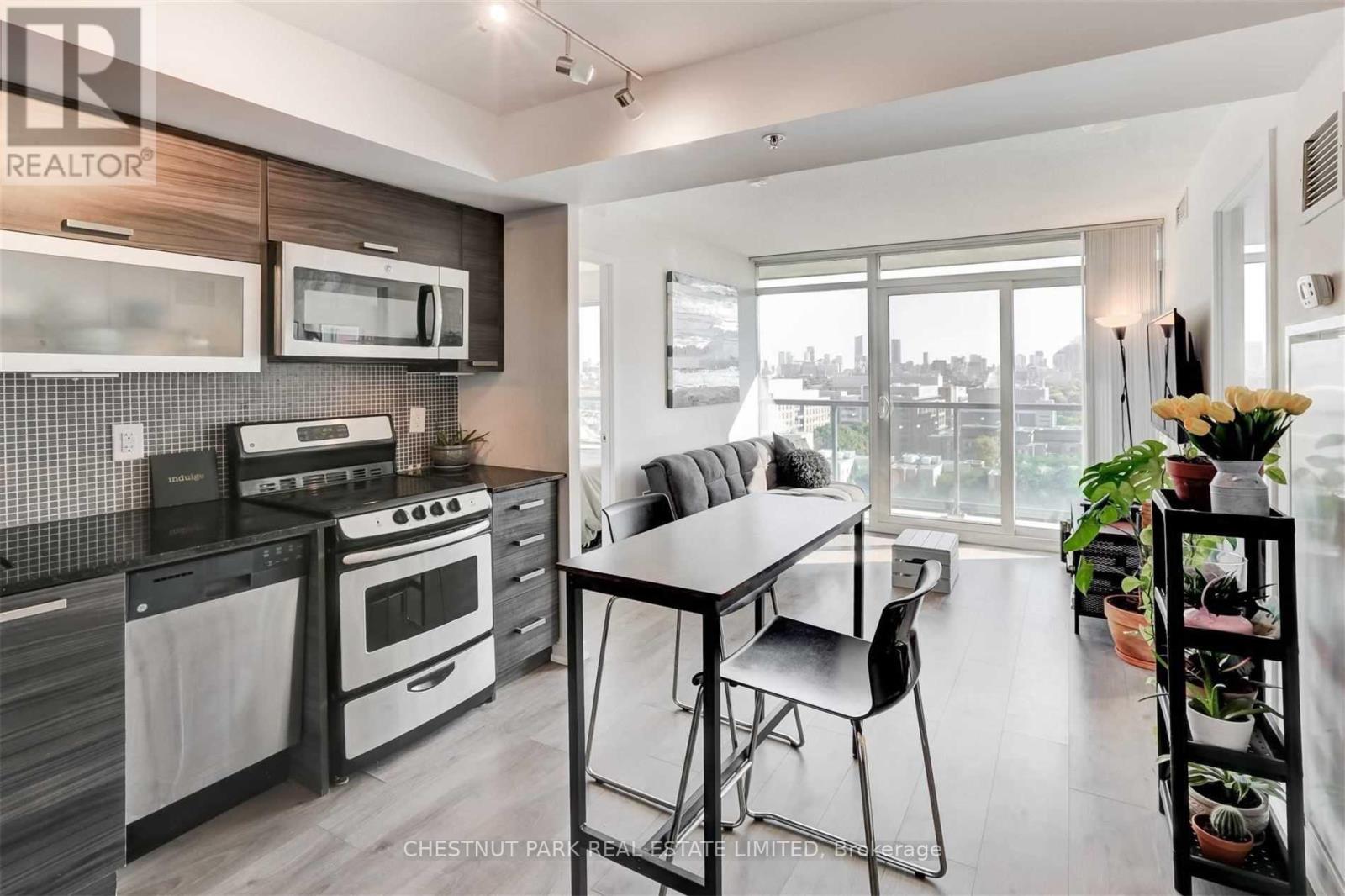 #2111E 36 LISGAR STREET - 6