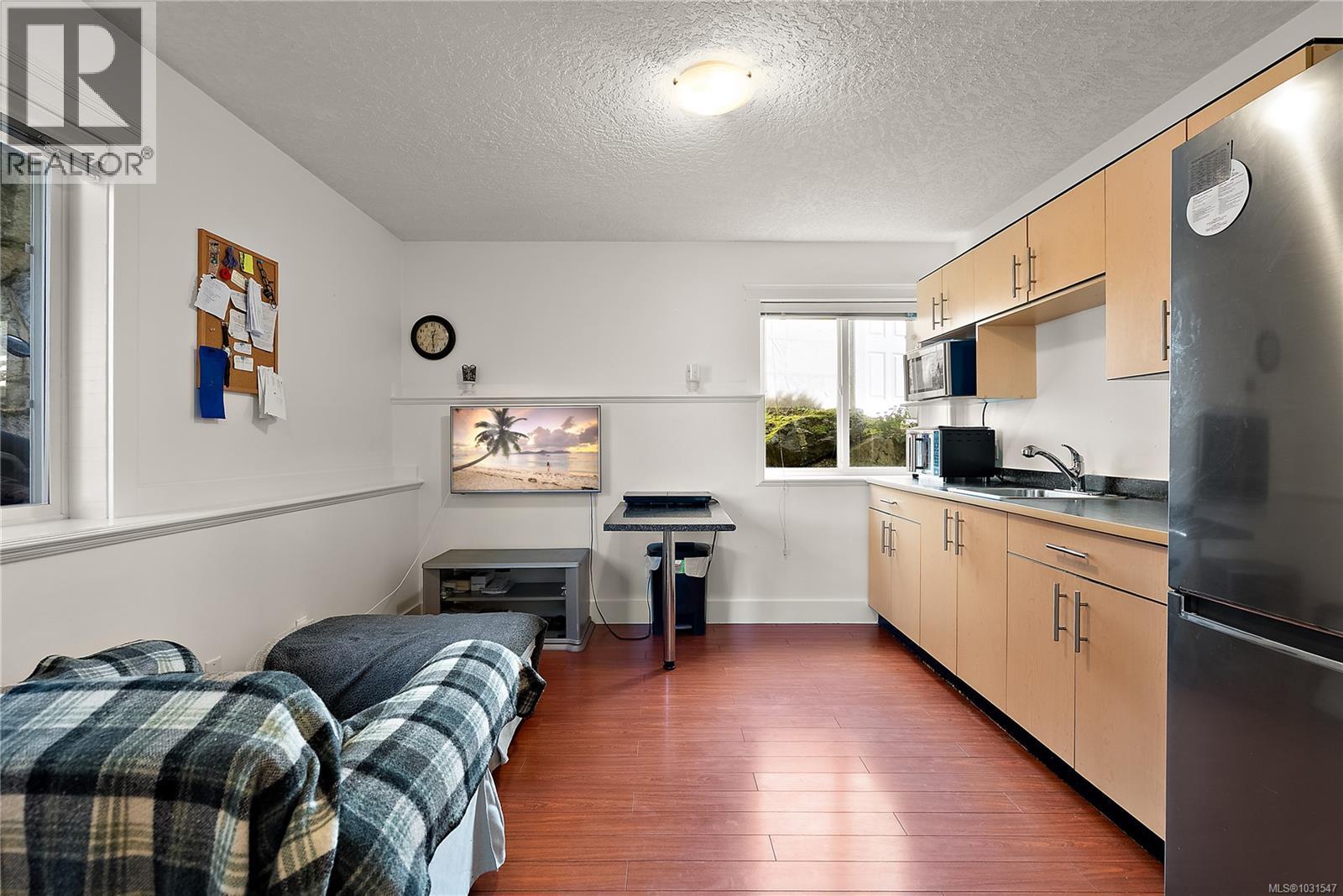 928 CAVALCADE Terr, Langford