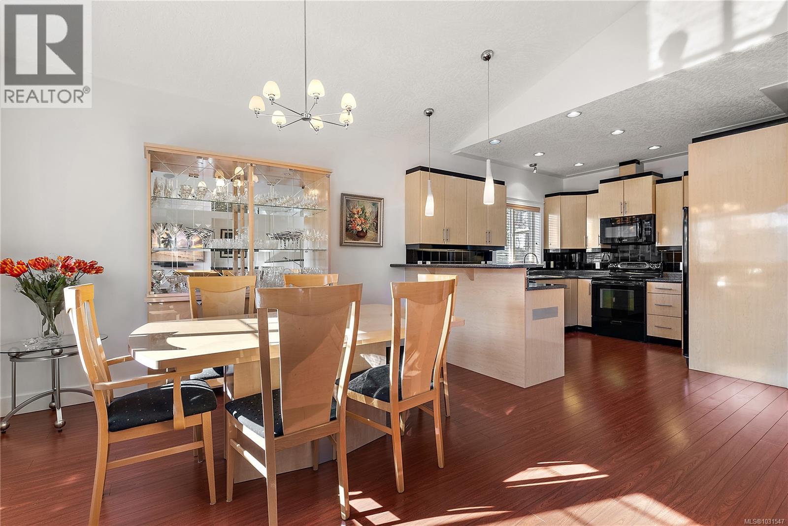 928 CAVALCADE Terr, Langford