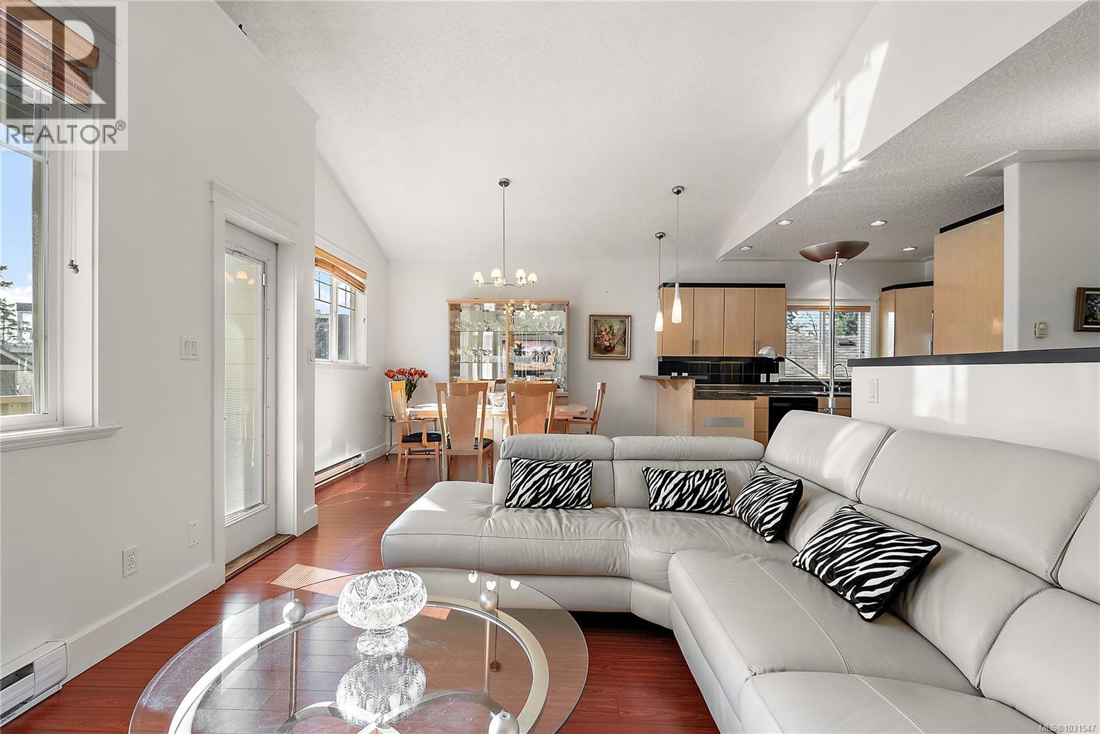 928 CAVALCADE Terr, Langford