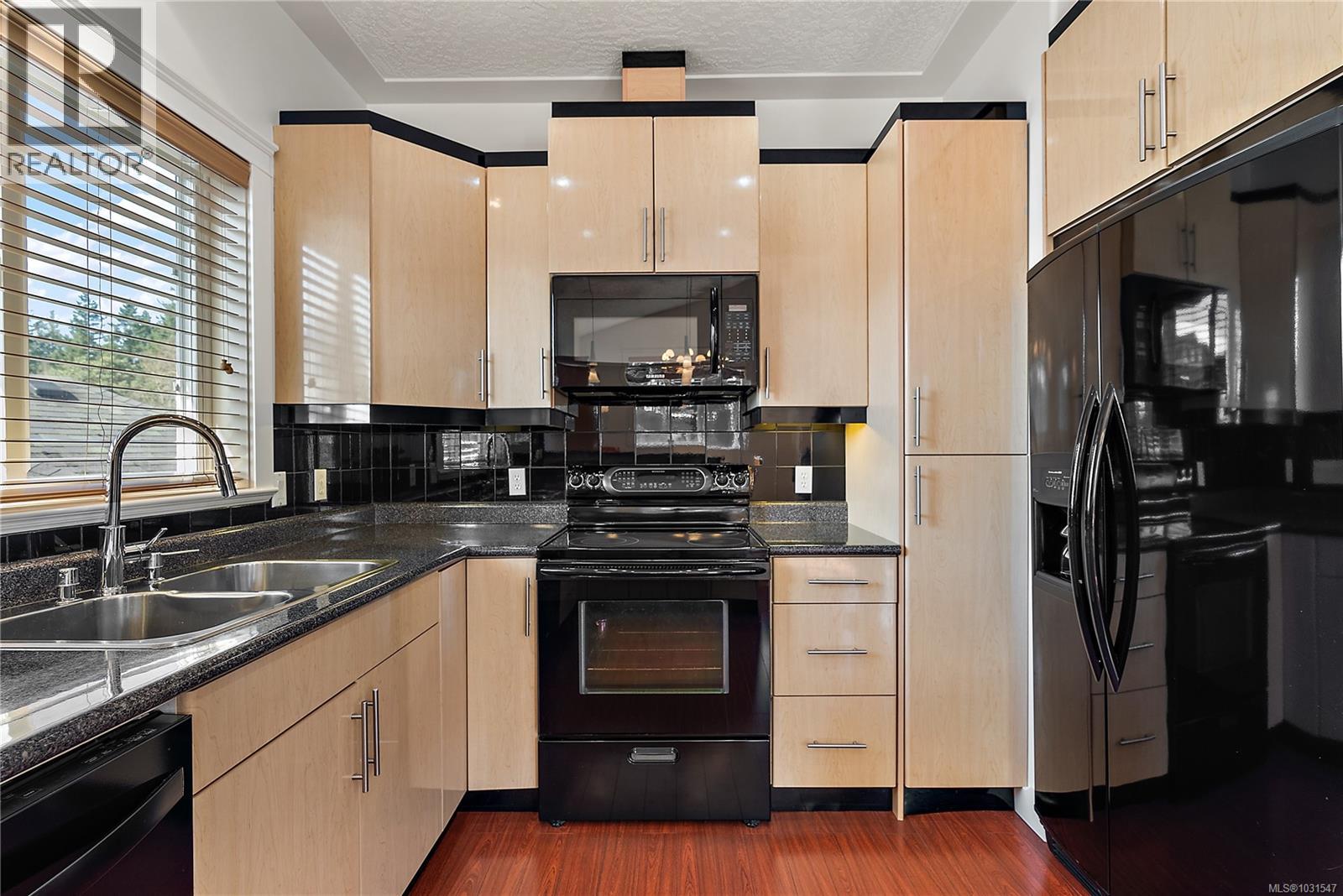 928 CAVALCADE Terr, Langford