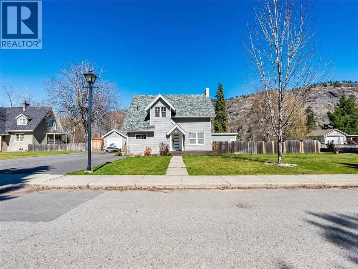 300 KOOTENAY Avenue - 1