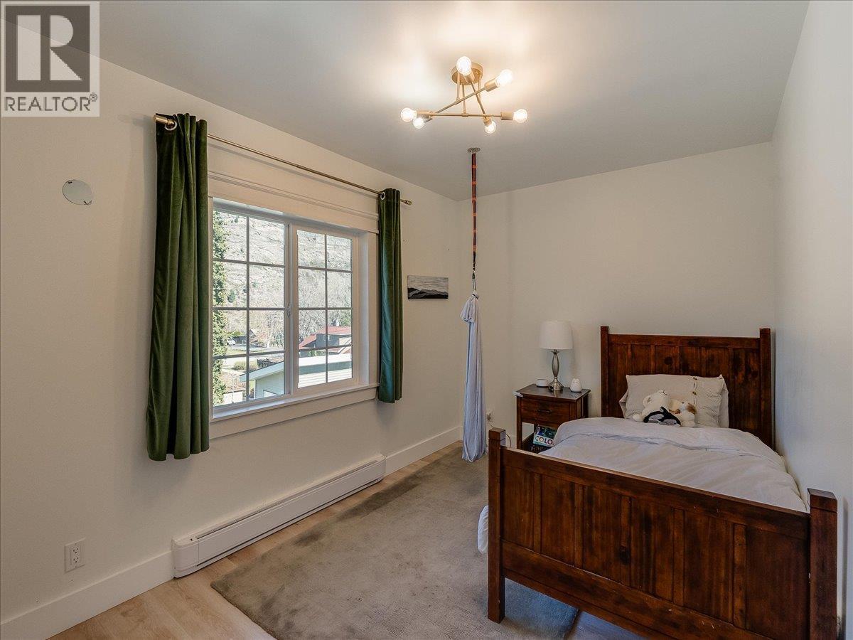300 KOOTENAY Avenue - 32