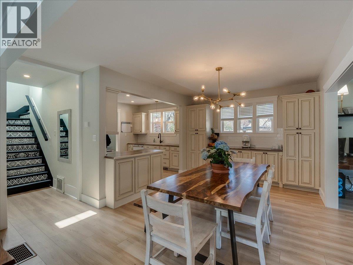 300 KOOTENAY Avenue - 4