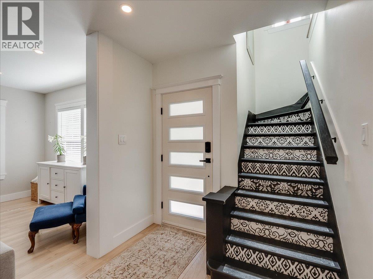 300 KOOTENAY Avenue - 3