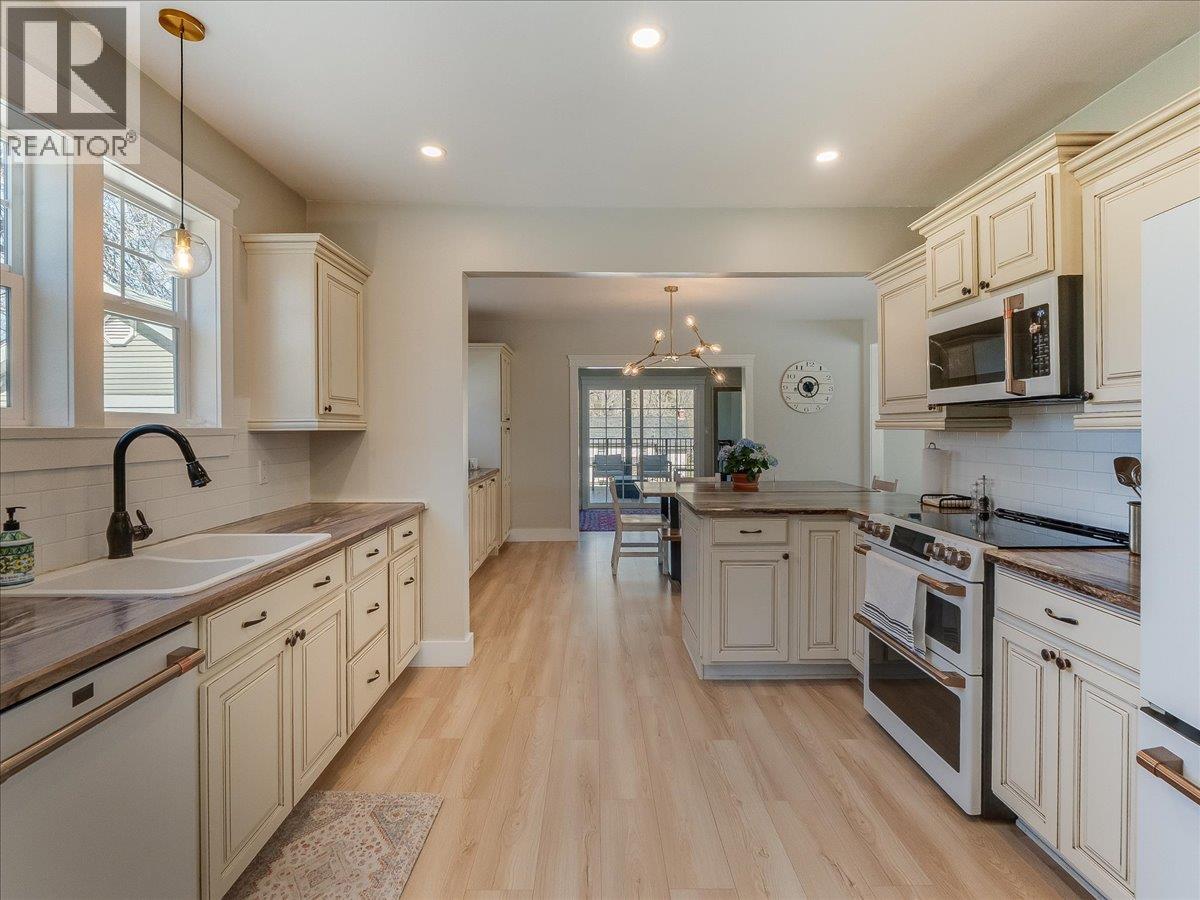 300 KOOTENAY Avenue, Trail