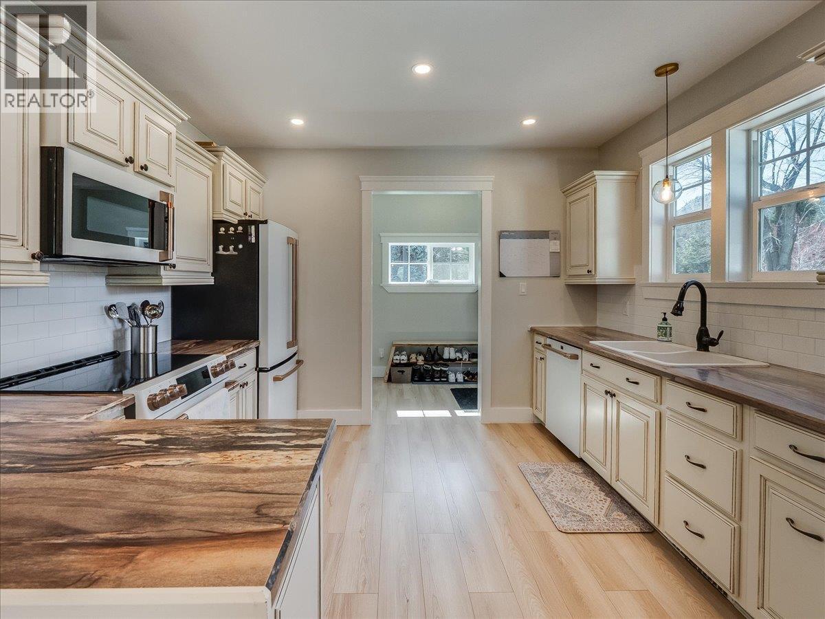 300 KOOTENAY Avenue, Trail