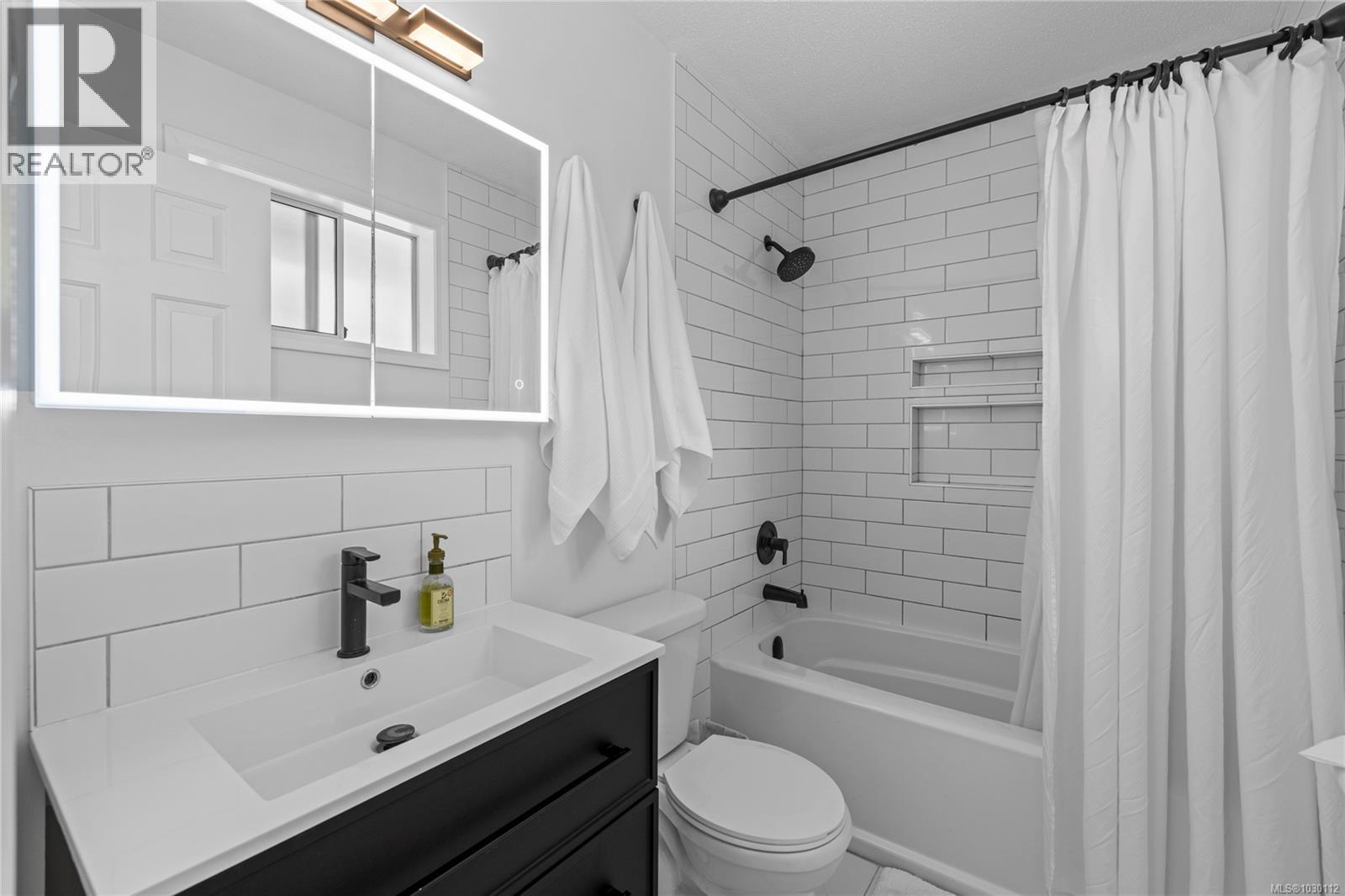 1170 Clubhouse Dr, Qualicum Beach