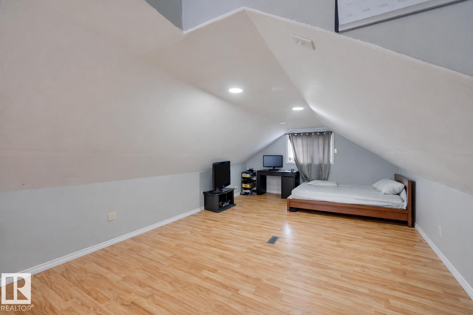 11114 80 AV NW NW - 7
