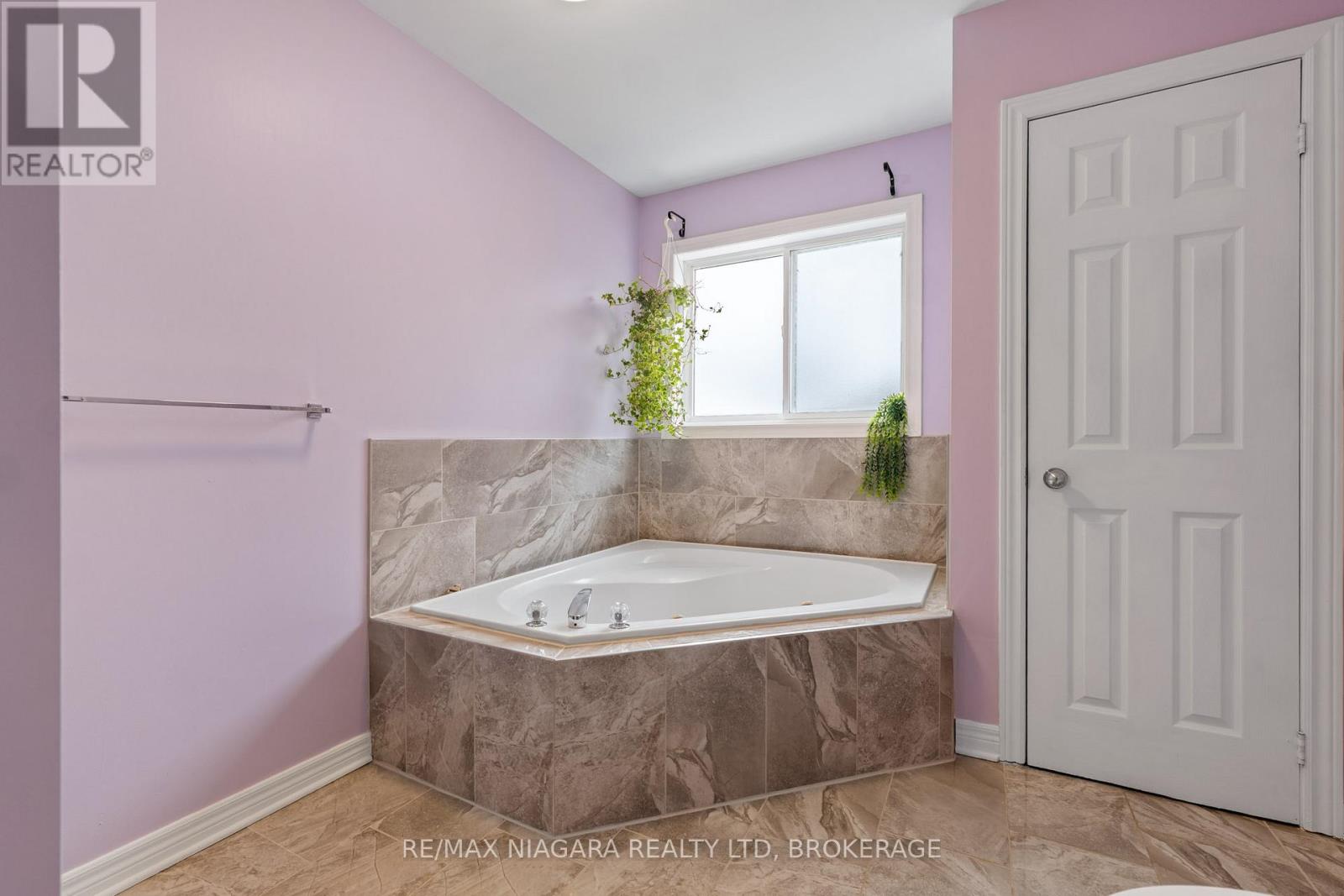 865 CANADA DRIVE - 17