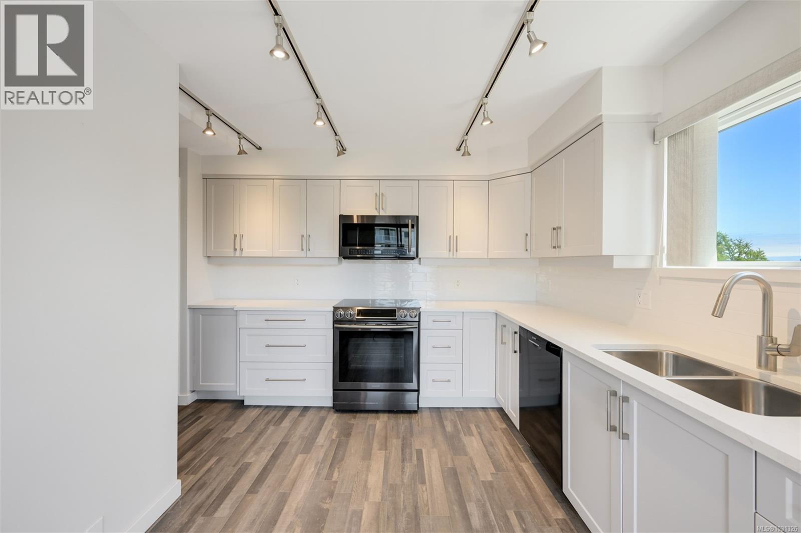 #409 1370 BEACH DR - 11