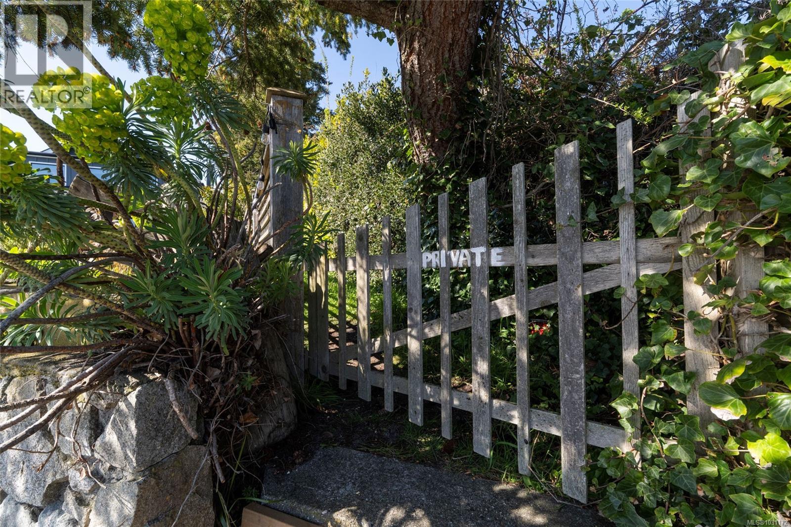  3870 Seacroft Place, Saanich