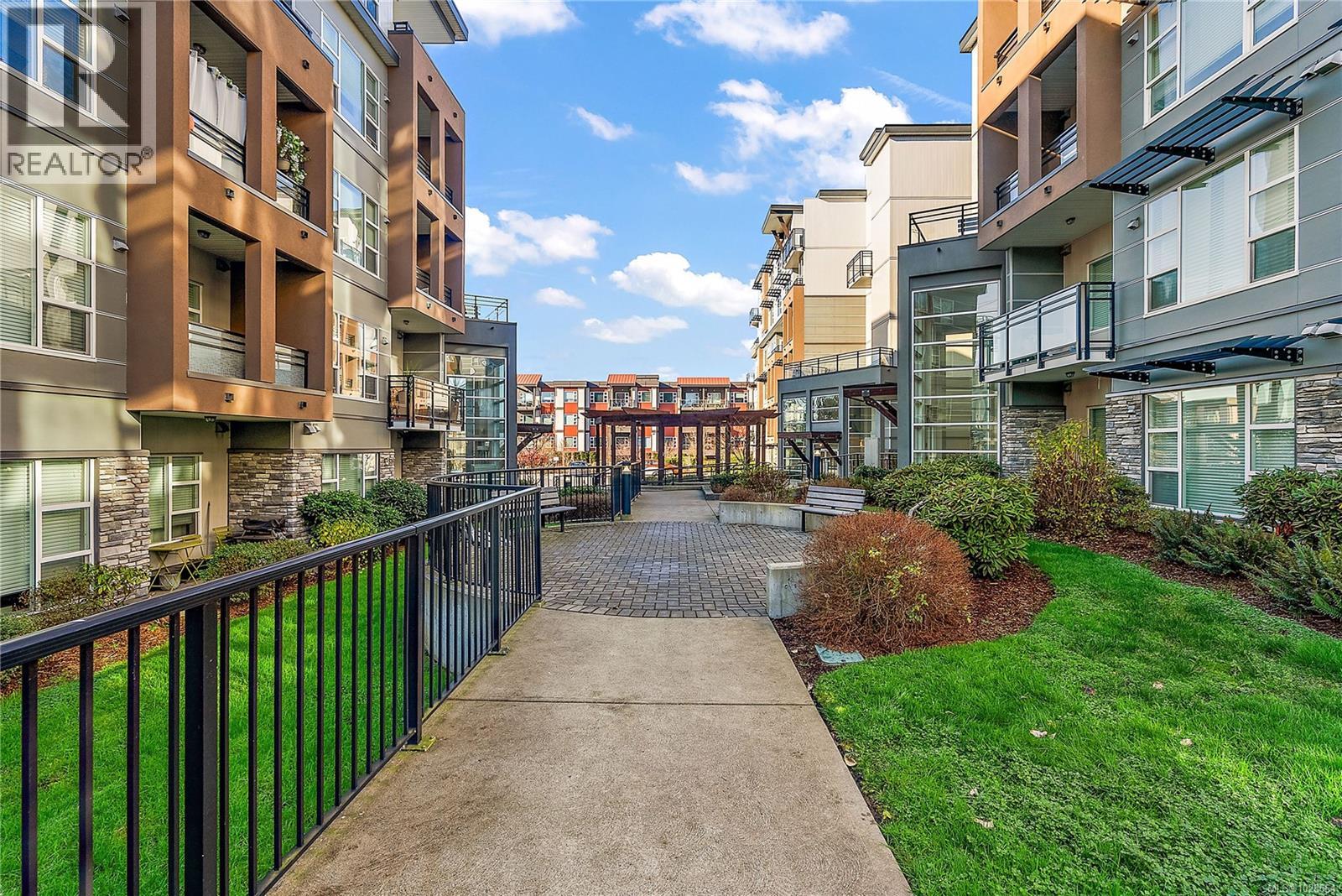 301 1018 Inverness Rd, Saanich