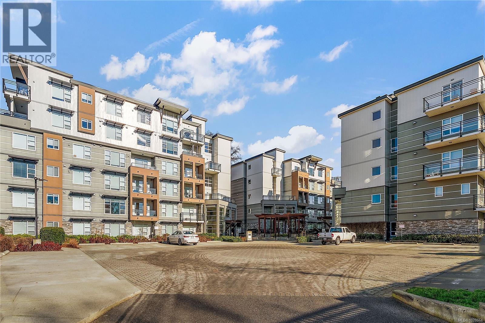 301 1018 Inverness Rd, Saanich