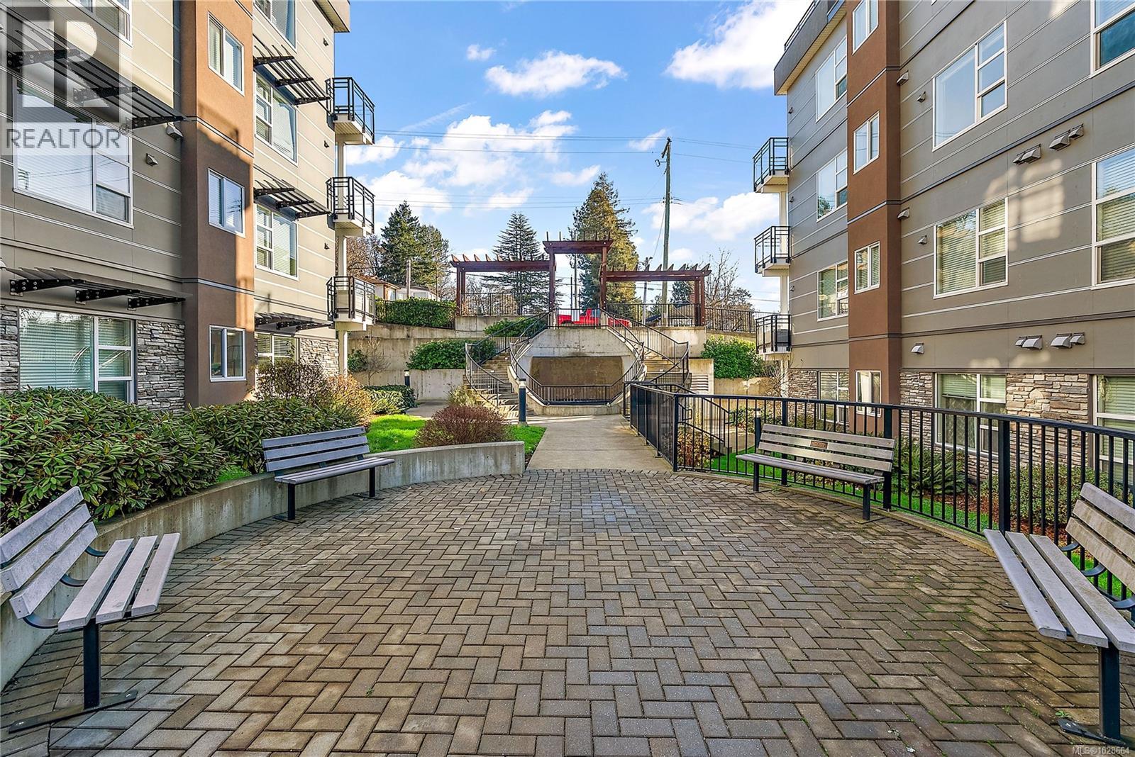 301 1018 Inverness Rd, Saanich