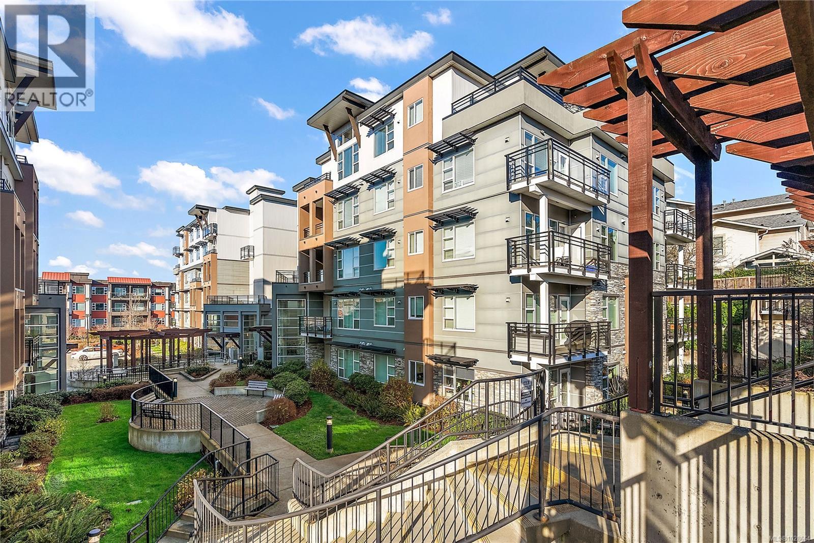 301 1018 Inverness Rd, Saanich