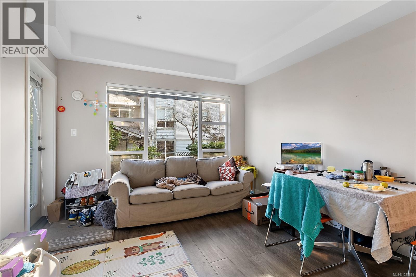 301 1018 Inverness Rd, Saanich