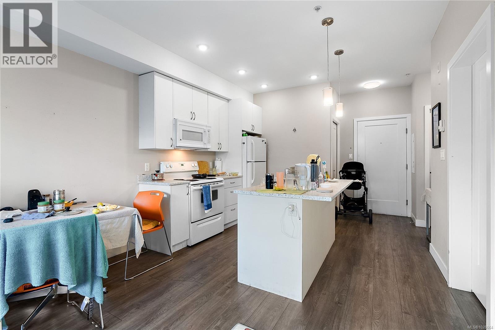 301 1018 Inverness Rd, Saanich