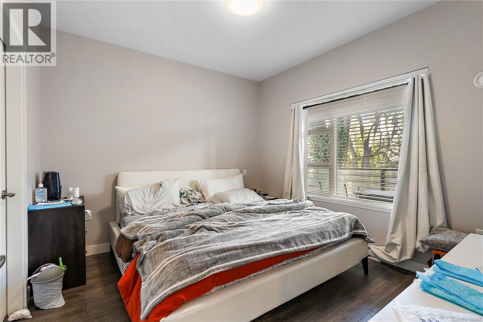 301 1018 Inverness Rd, Saanich