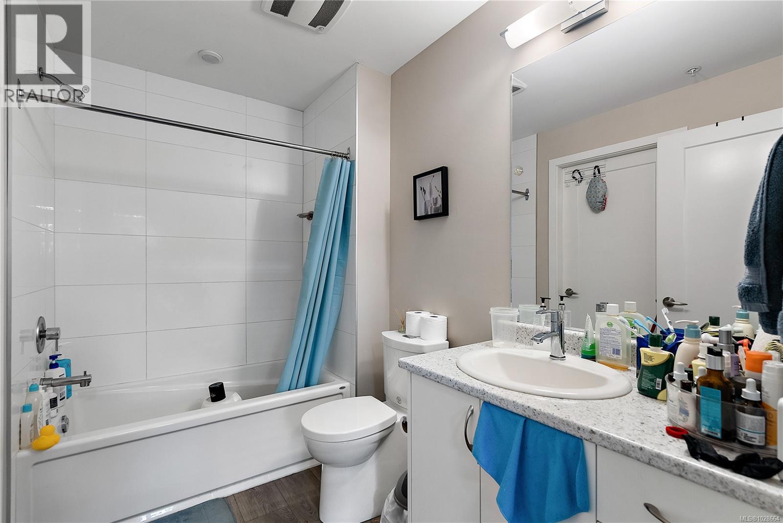 301 1018 Inverness Rd, Saanich