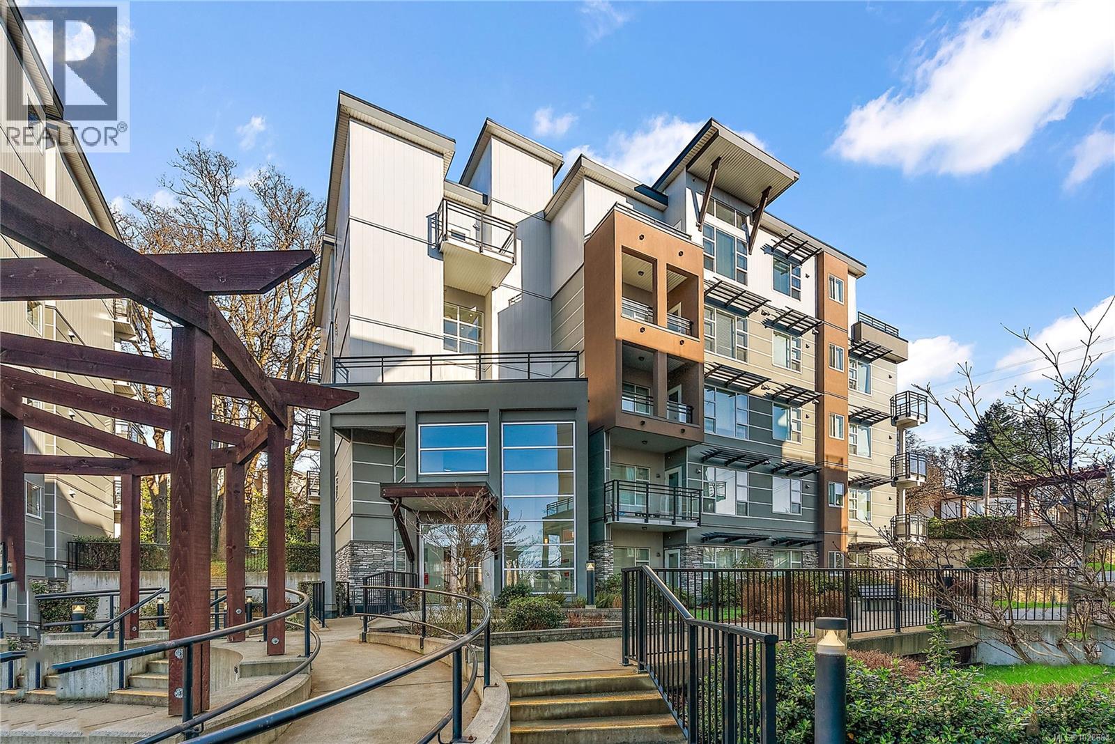 301 1018 Inverness Rd, Saanich