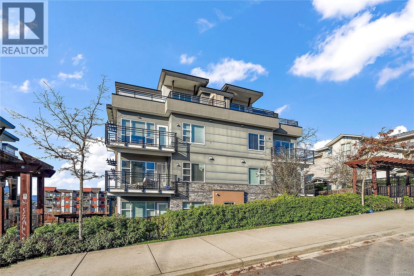 301 1018 Inverness Rd, Saanich