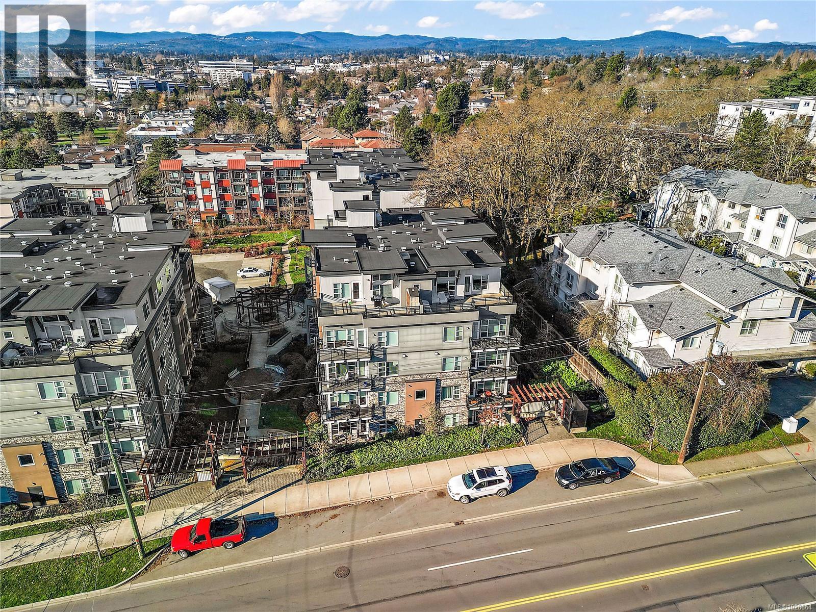 301 1018 Inverness Rd, Saanich