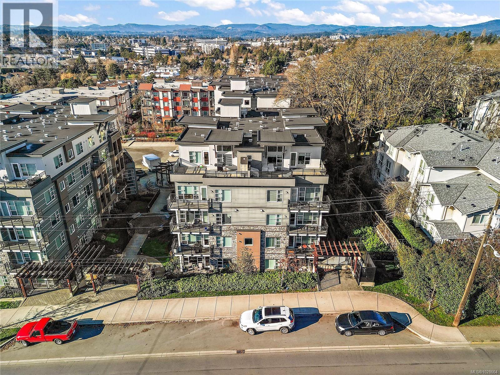 301 1018 Inverness Rd, Saanich