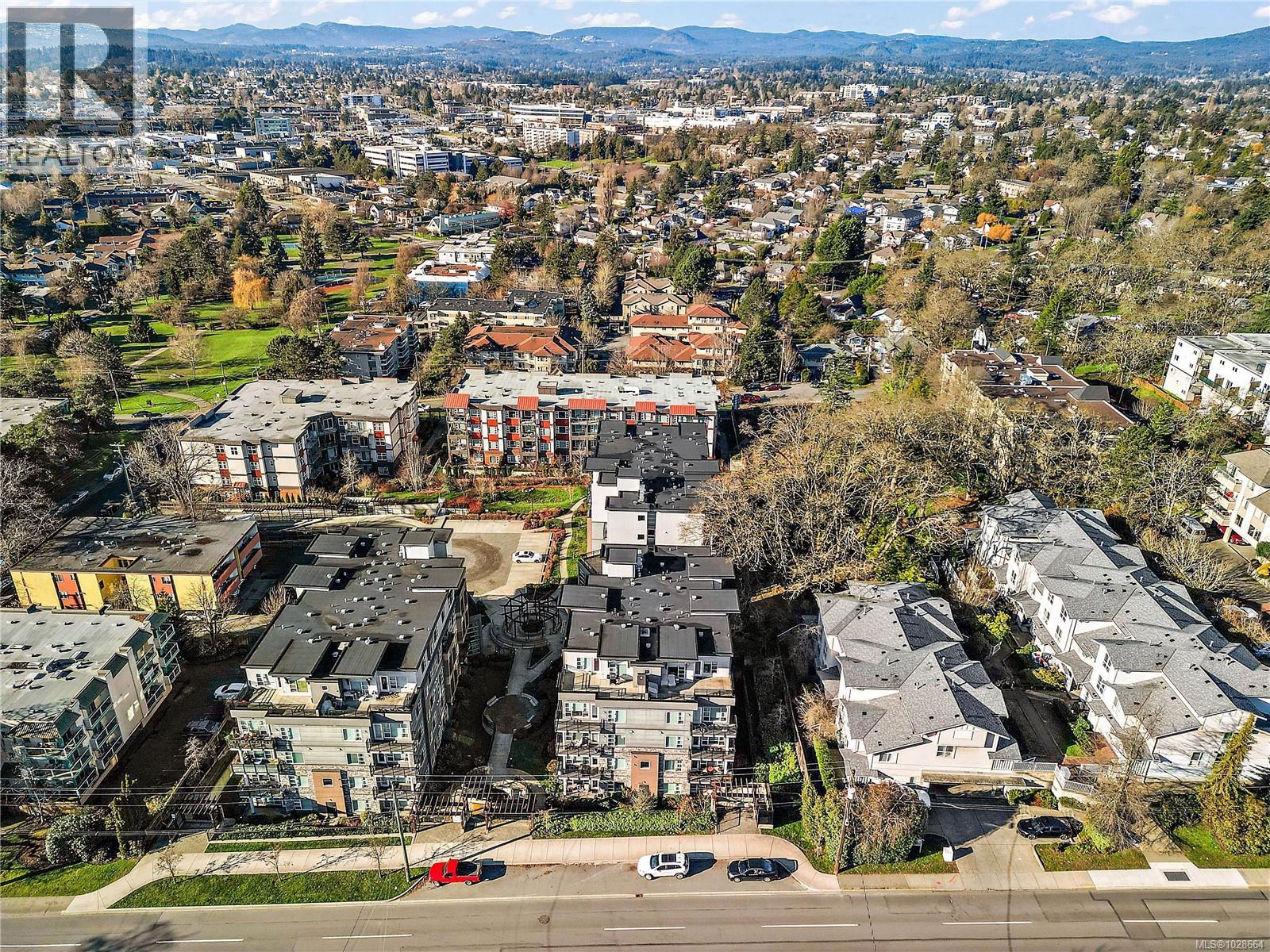 301 1018 Inverness Rd, Saanich