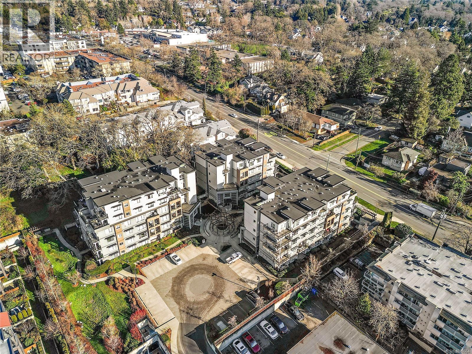 301 1018 Inverness Rd, Saanich