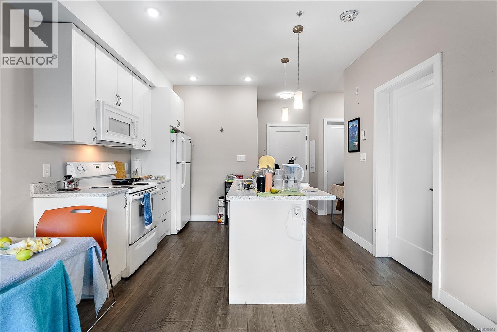 301 1018 Inverness Rd, Saanich