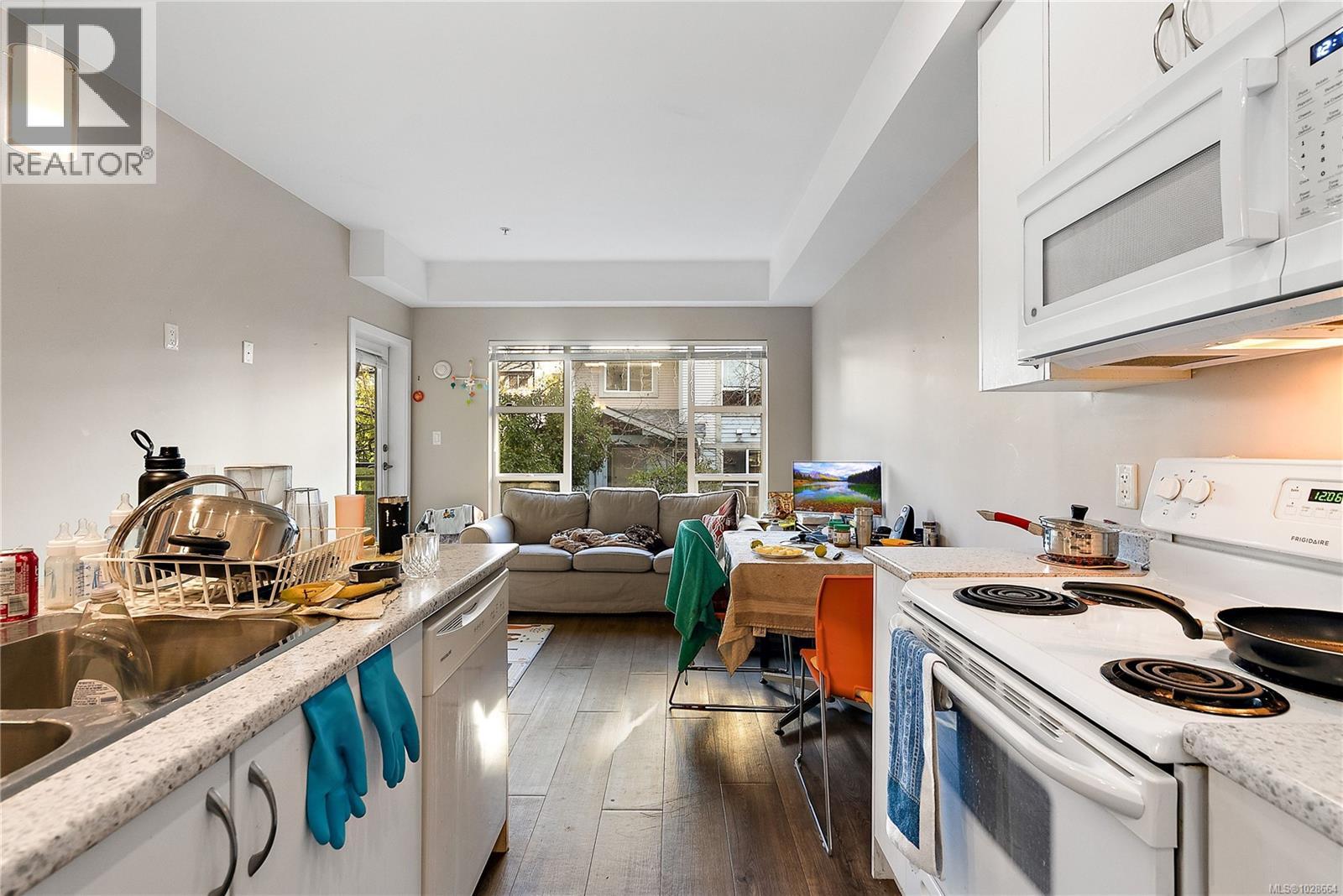 301 1018 Inverness Rd, Saanich