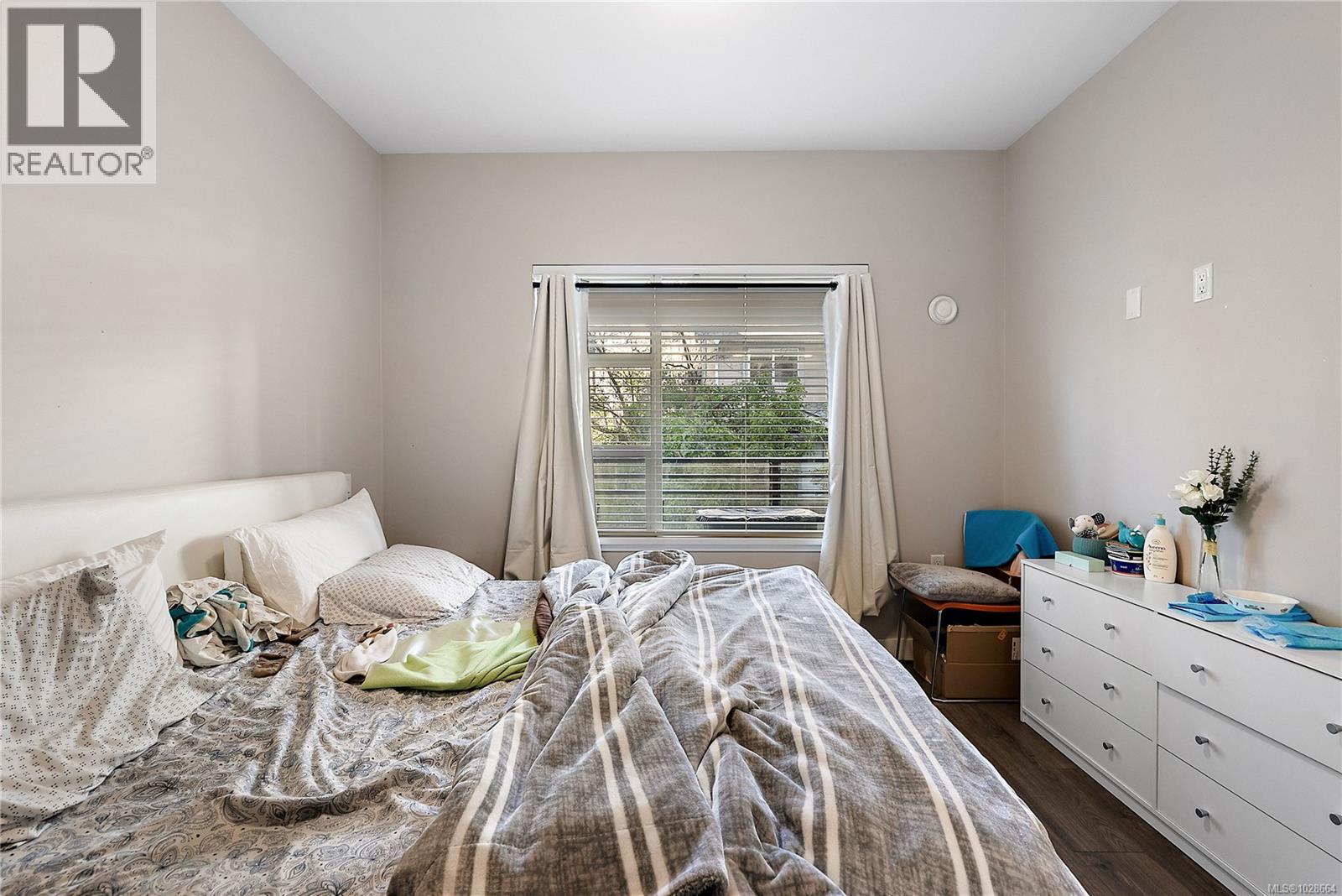 301 1018 Inverness Rd, Saanich