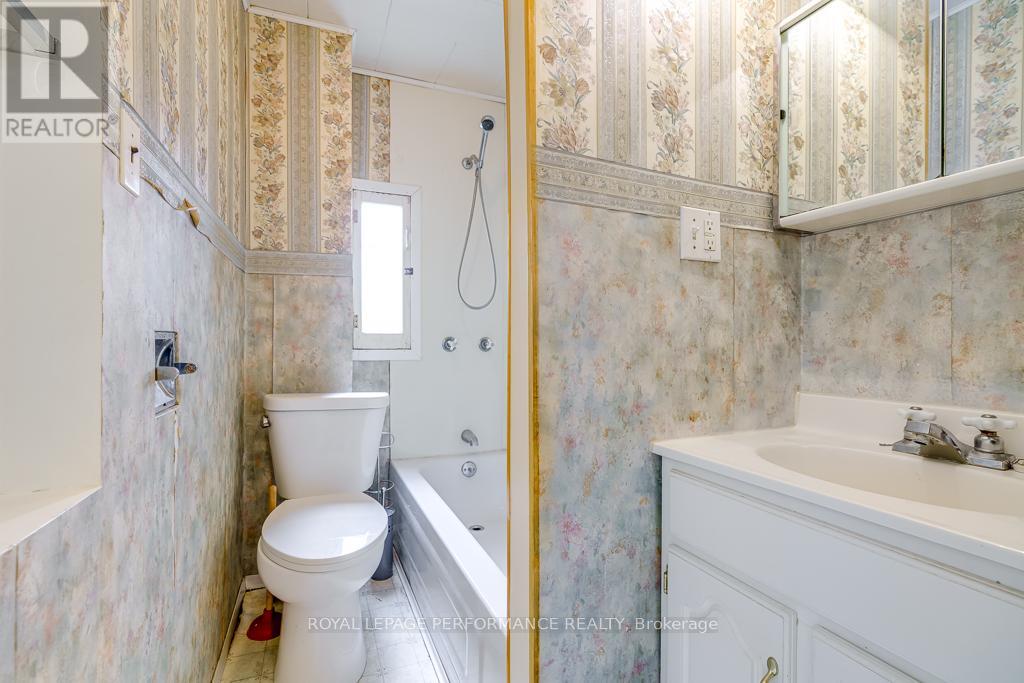 4 LAUBER AVENUE - 17