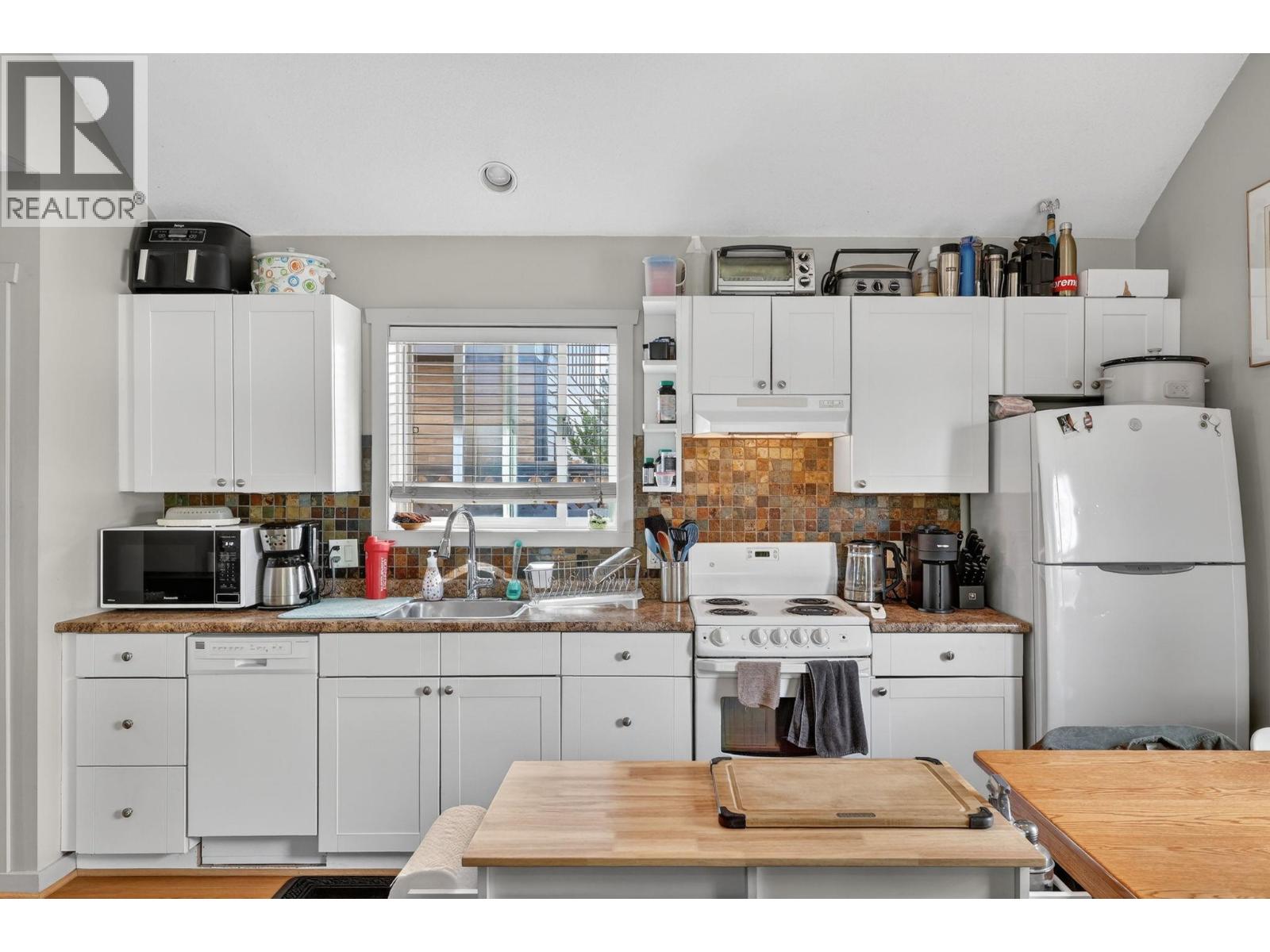  991 Coronation Avenue, Kelowna