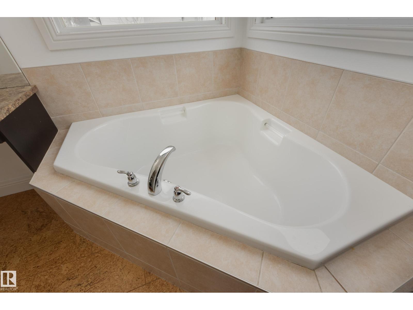 6131 10 AV SW, Edmonton