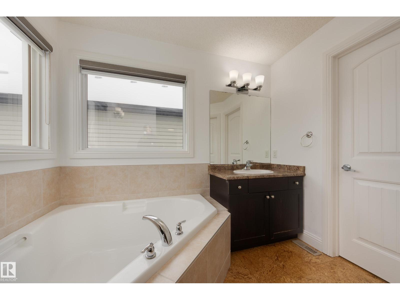 6131 10 AV SW, Edmonton