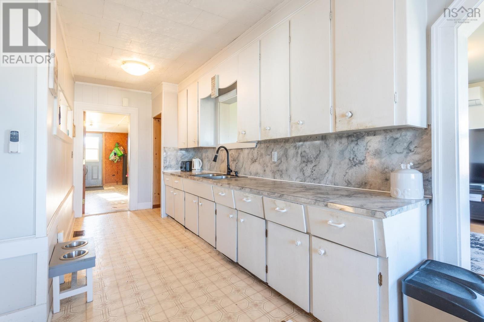 Property 28 of 41 of 2484 Highway 1