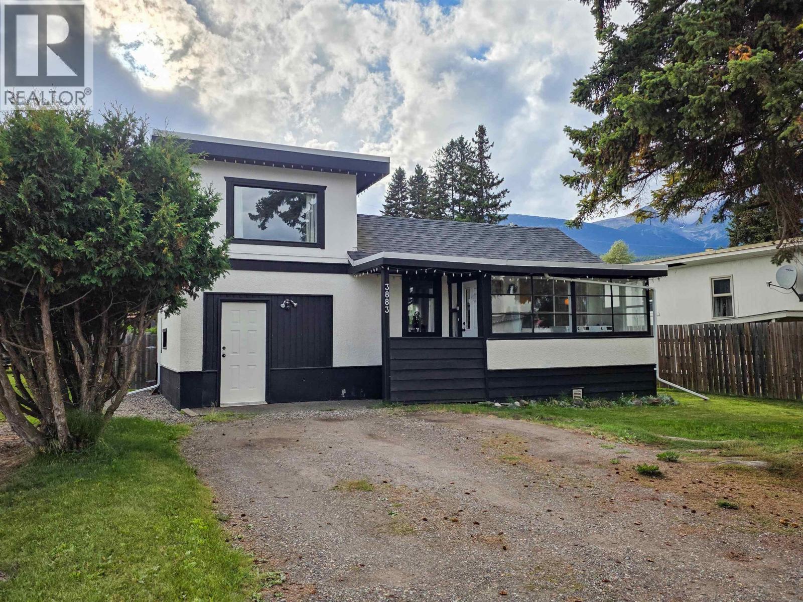 3883 3RD Avenue, Smithers