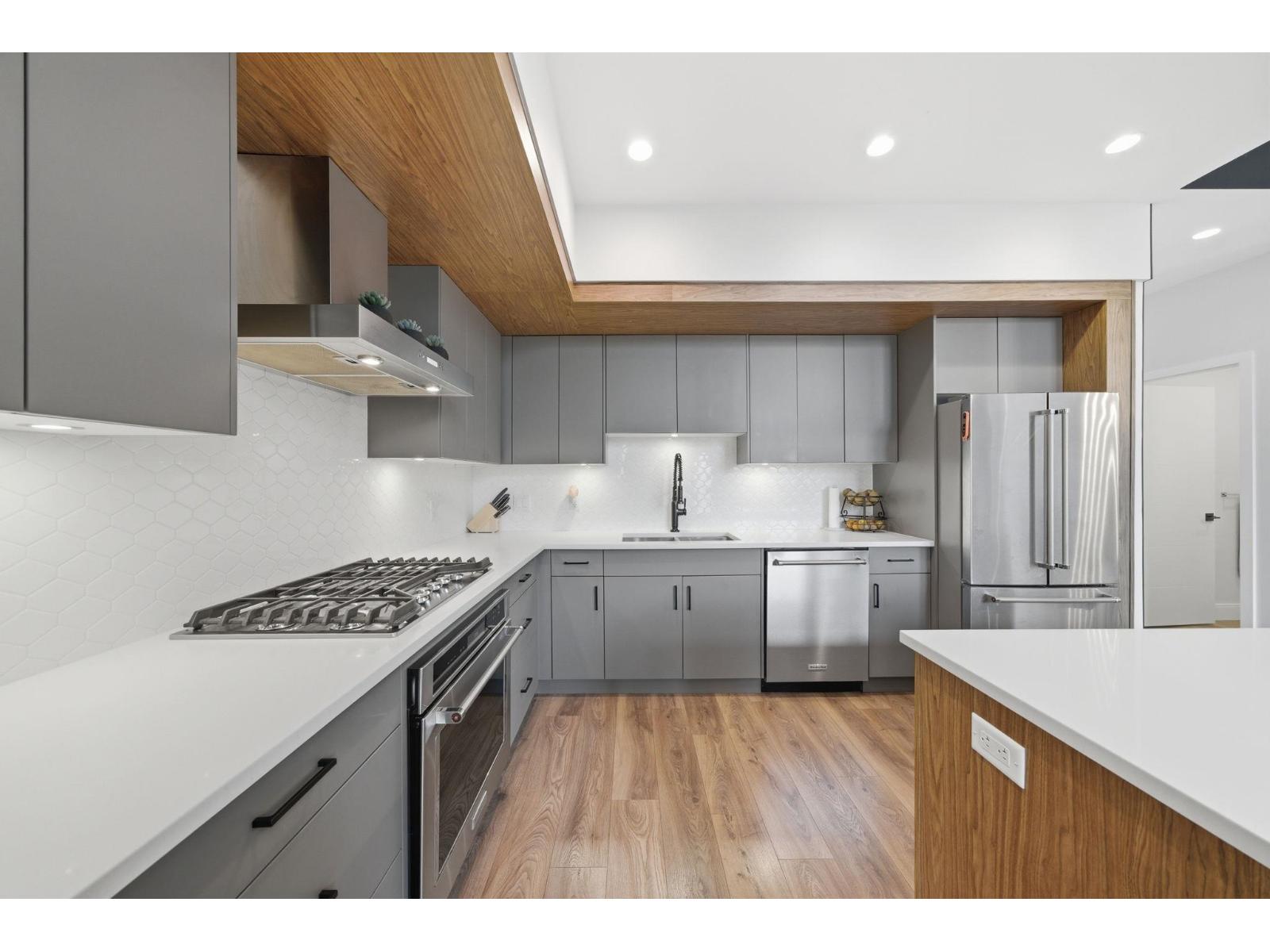 32 33209 CHERRY AVENUE, Mission