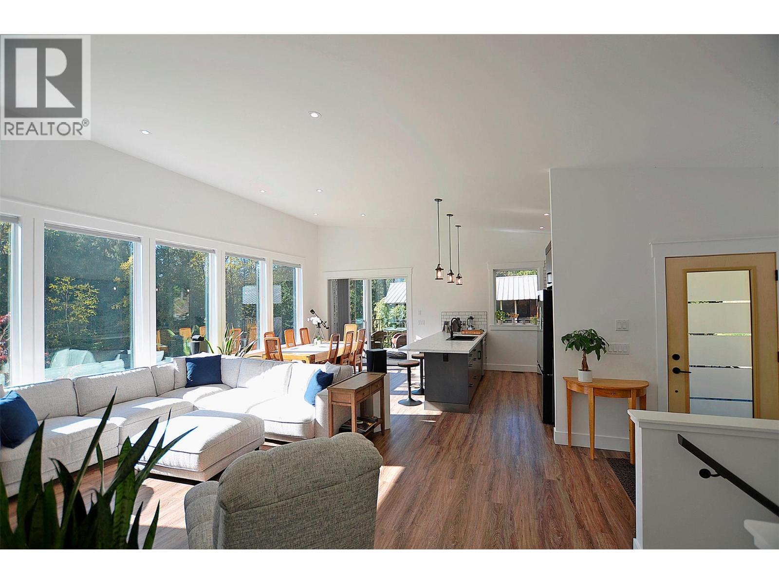 5916 Ferguson Frontage Road, Malakwa