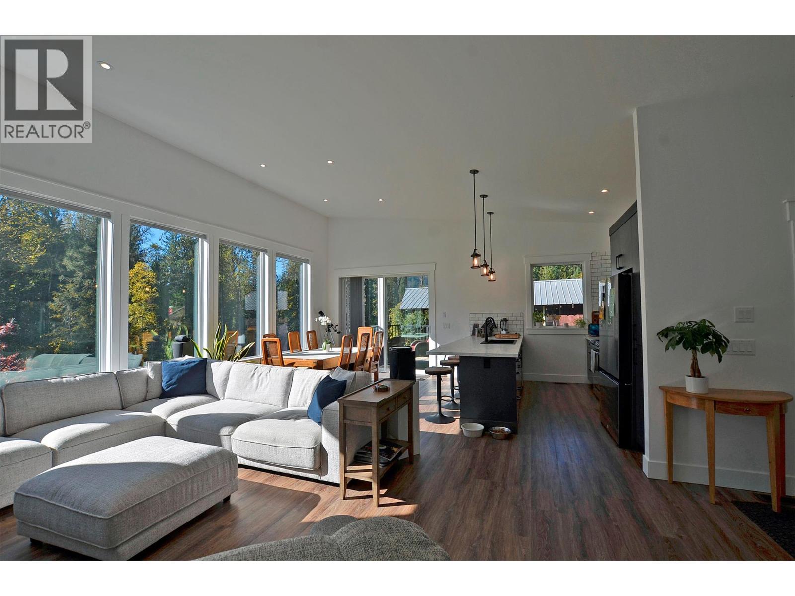 5916 Ferguson Frontage Road, Malakwa