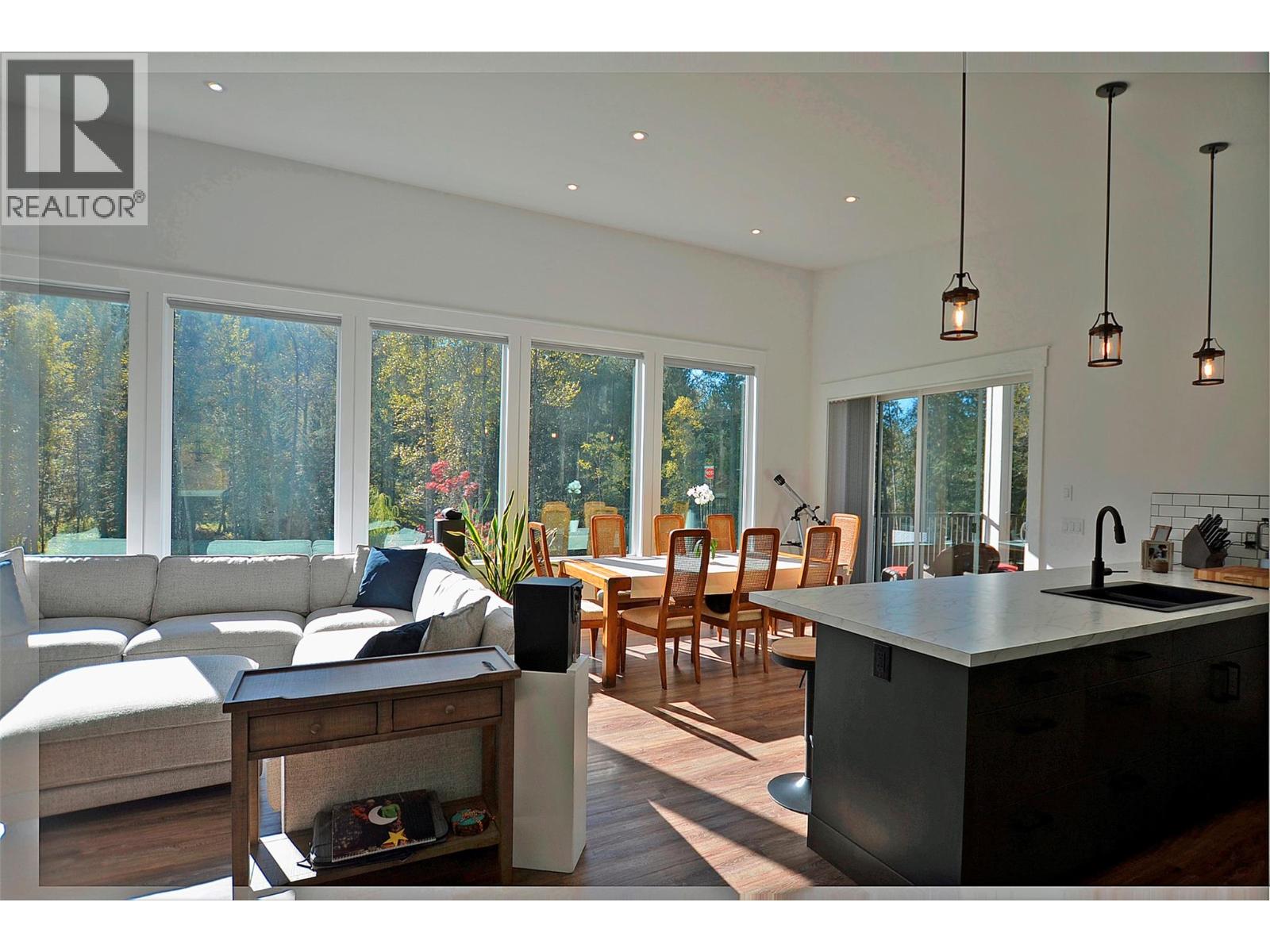 5916 Ferguson Frontage Road, Malakwa