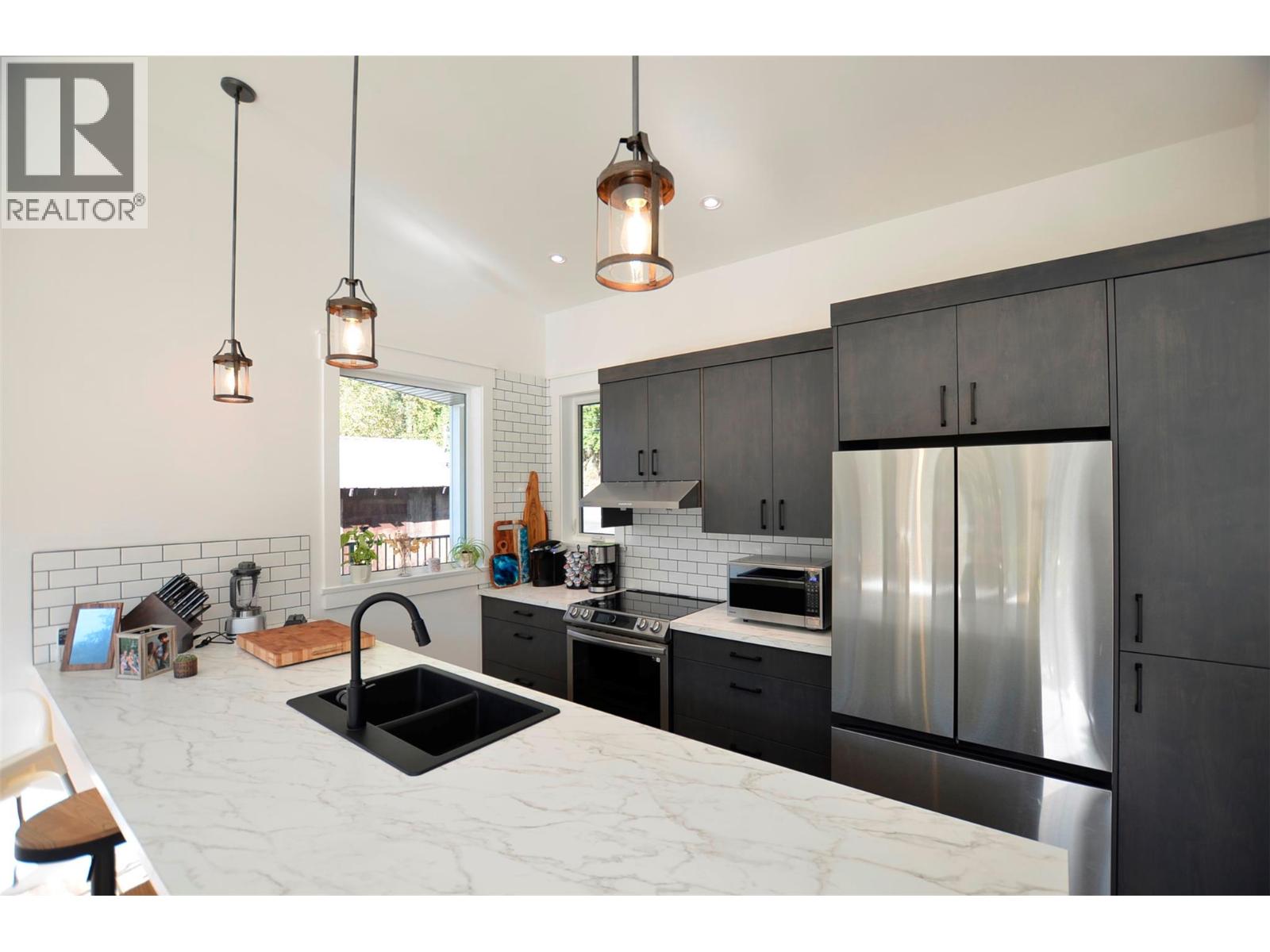 5916 Ferguson Frontage Road, Malakwa