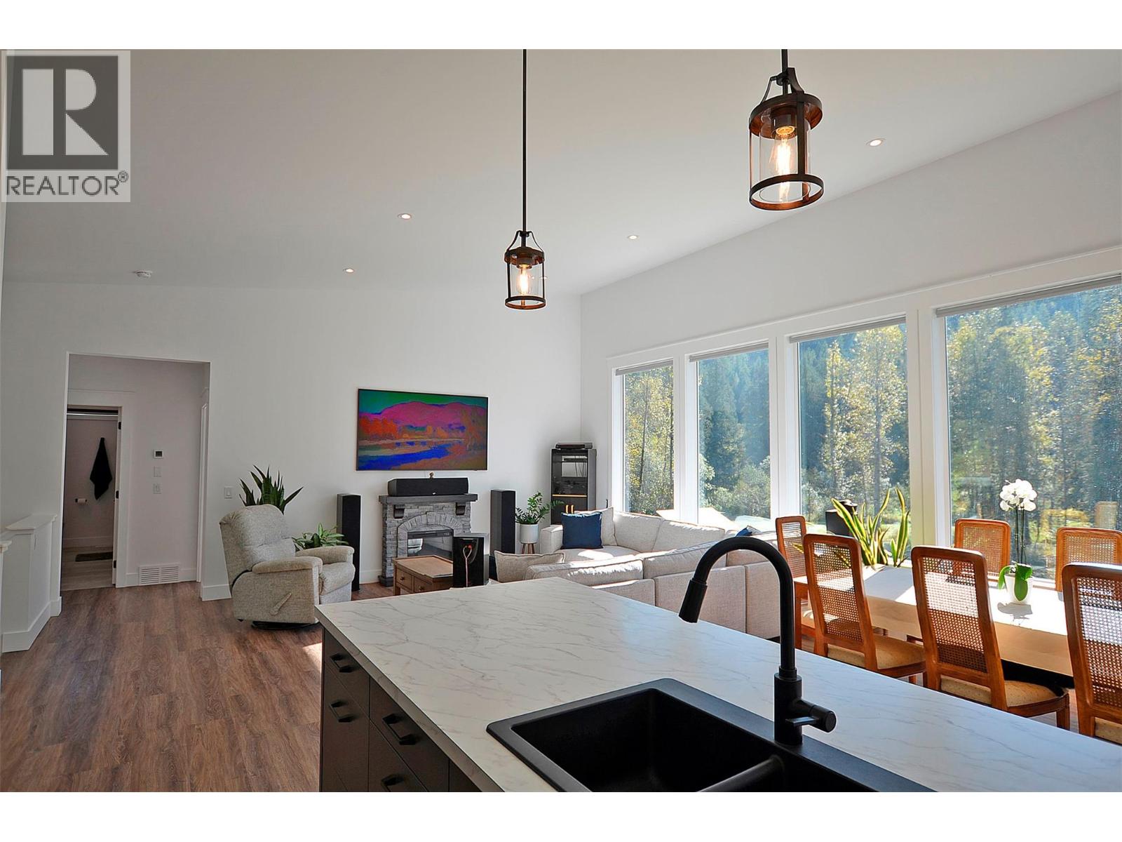 5916 Ferguson Frontage Road, Malakwa