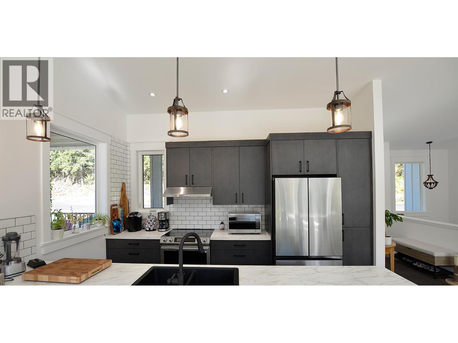 5916 Ferguson Frontage Road, Malakwa