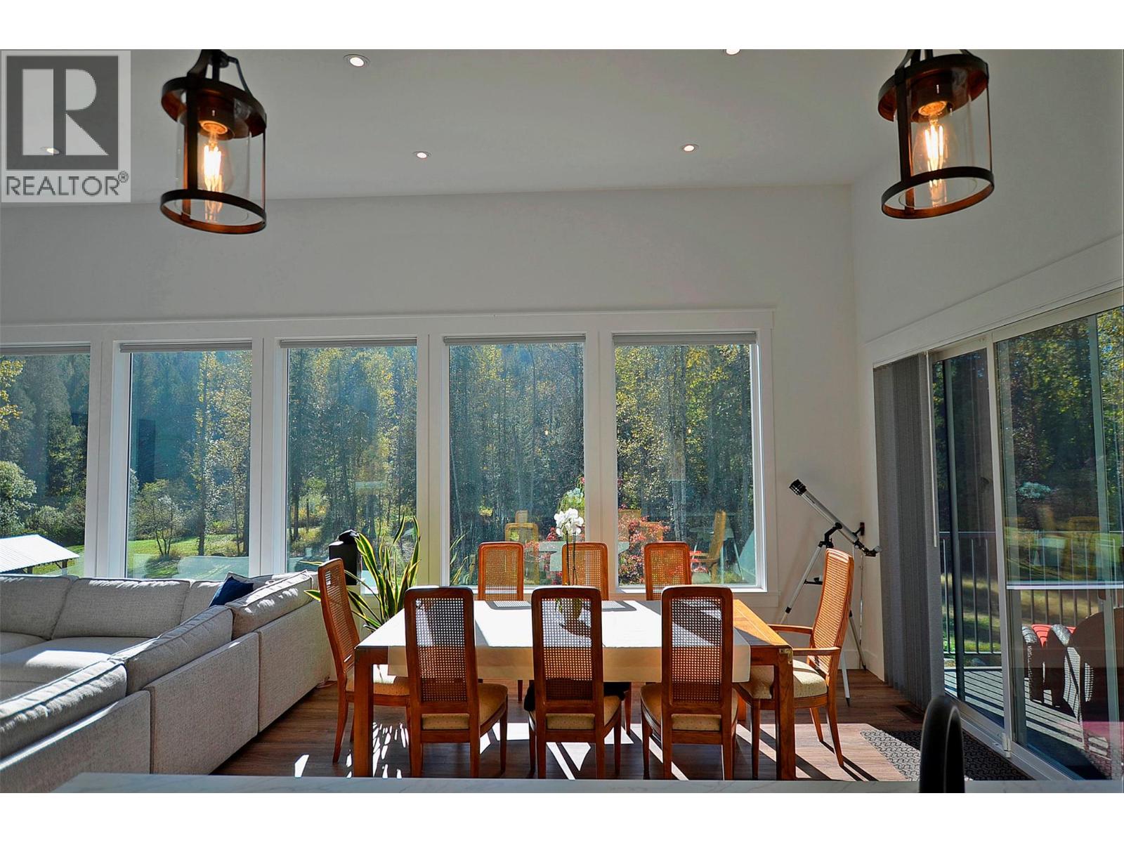 5916 Ferguson Frontage Road, Malakwa